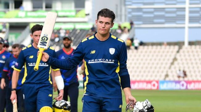 Toby Albert signs a two-year contract extension with Hampshire 

